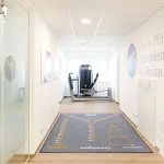 Physio Plus Therapieinstitut mit Therapiegeräten in den Räumlichkeiten.