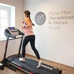 Physio Plus Therapieinstitut mit Therapiegeräten in den Räumlichkeiten.