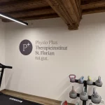 Physio Plus Geräteraum mit Kettelbell-Ständer und Laufband zum Trainieren 