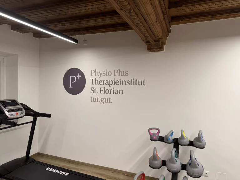 Physio Plus Geräteraum mit Kettelbell-Ständer und Laufband zum Trainieren 
