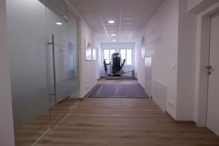 Physio Plus Therapieinstitut mit Therapiegeräten in den Räumlichkeiten.