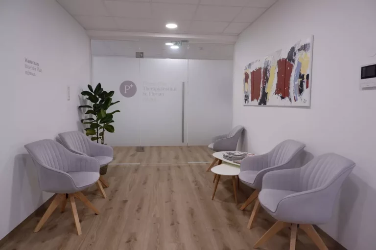 Physio Plus Warteraum mit 4 Sessel, Magazinen auf einem Beistelltisch